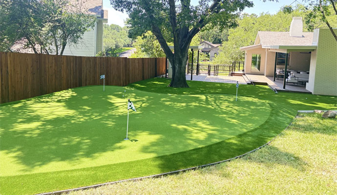 Residential backyard putting green with artificial golf turf